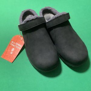 NEW - JBU black clog 7.5 - All Terra Traction (last wee k on and then donate